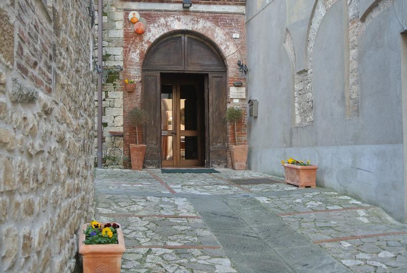 Monastero Ss. Annunziata Otel Todi Dış mekan fotoğraf The entrance of the church of San Pietro