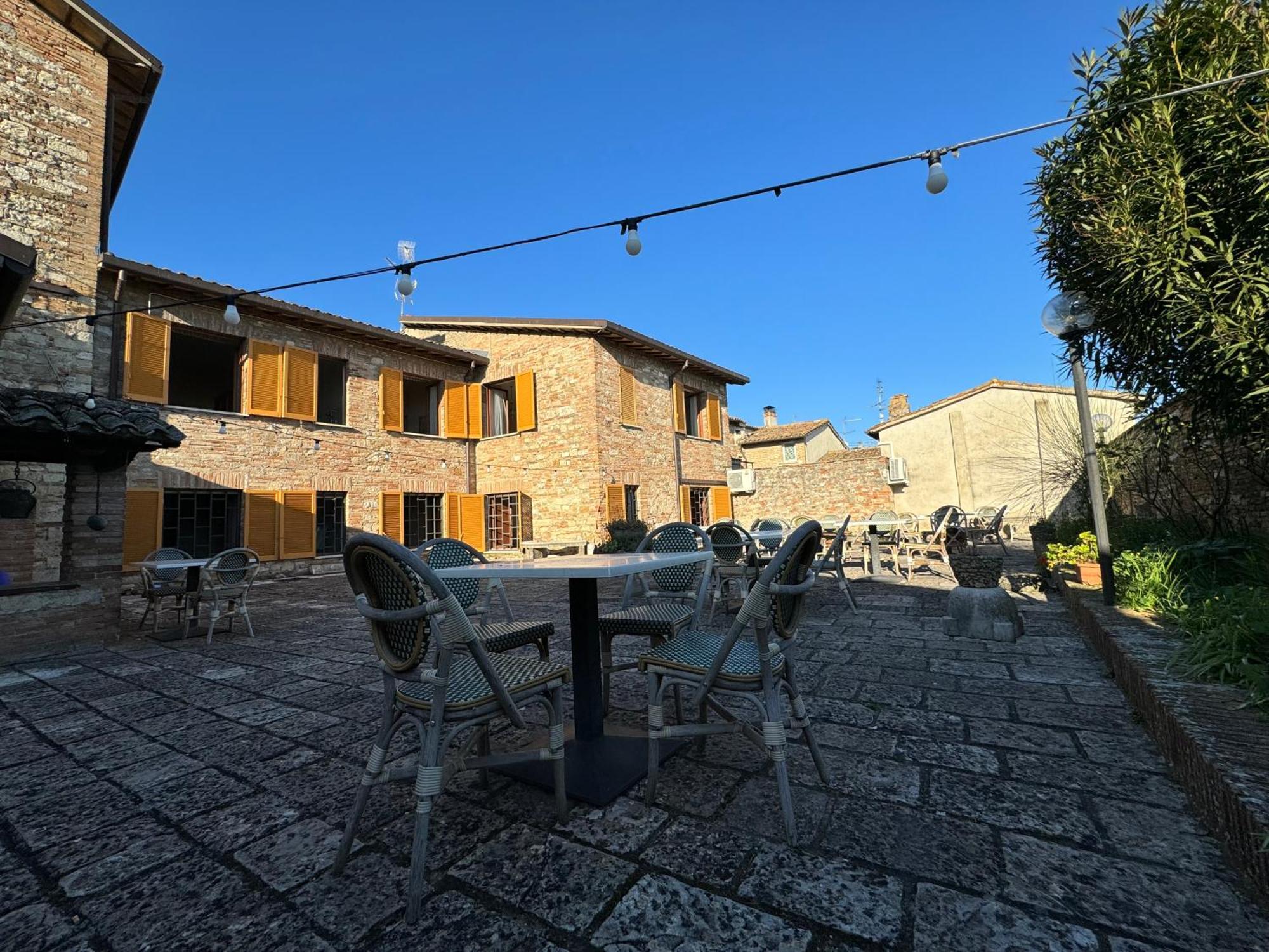 Monastero Ss. Annunziata Otel Todi Dış mekan fotoğraf The square in the village of Saint-André-de-Lidon