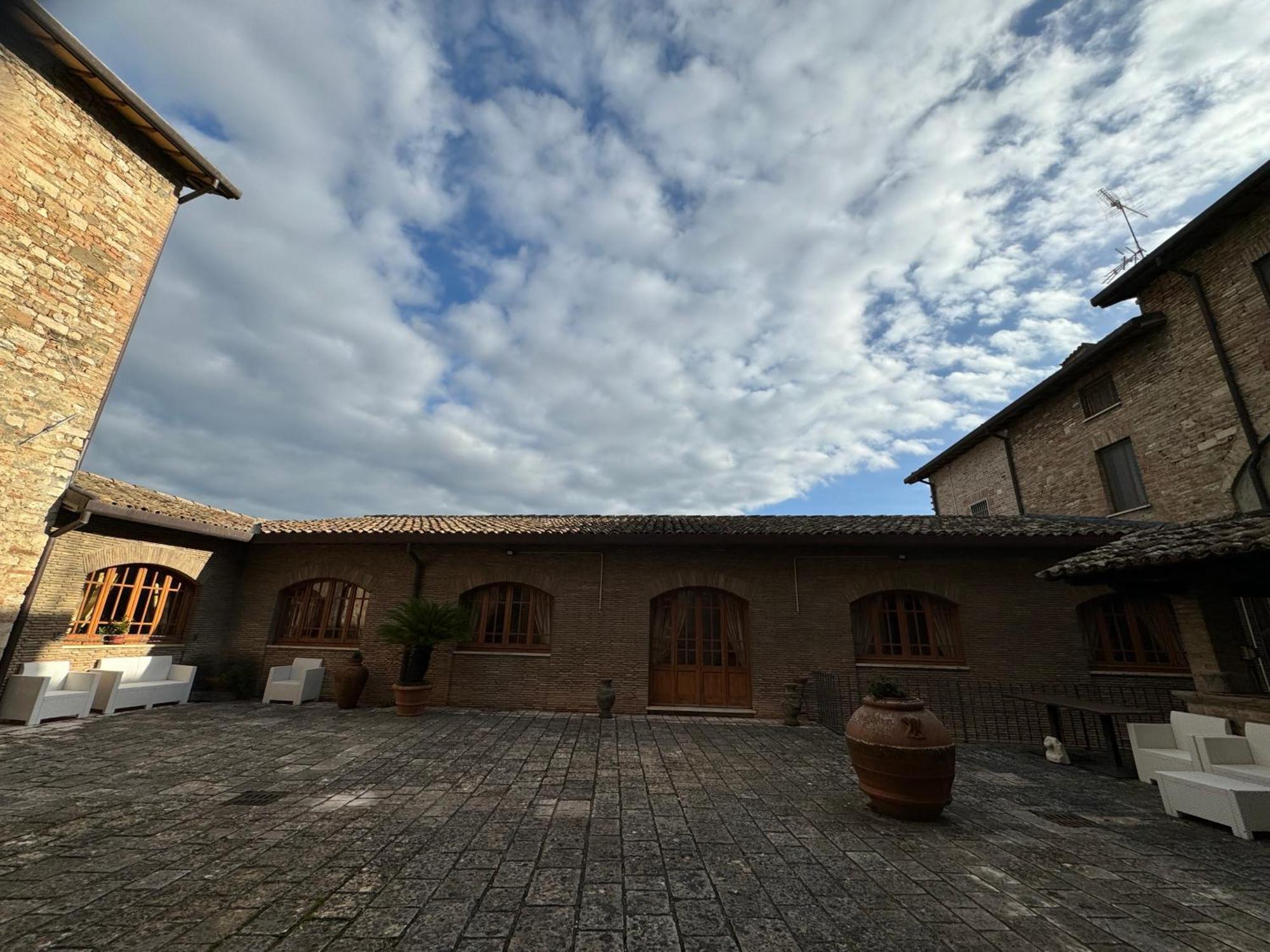 Monastero Ss. Annunziata Otel Todi Dış mekan fotoğraf The courtyard of the museum