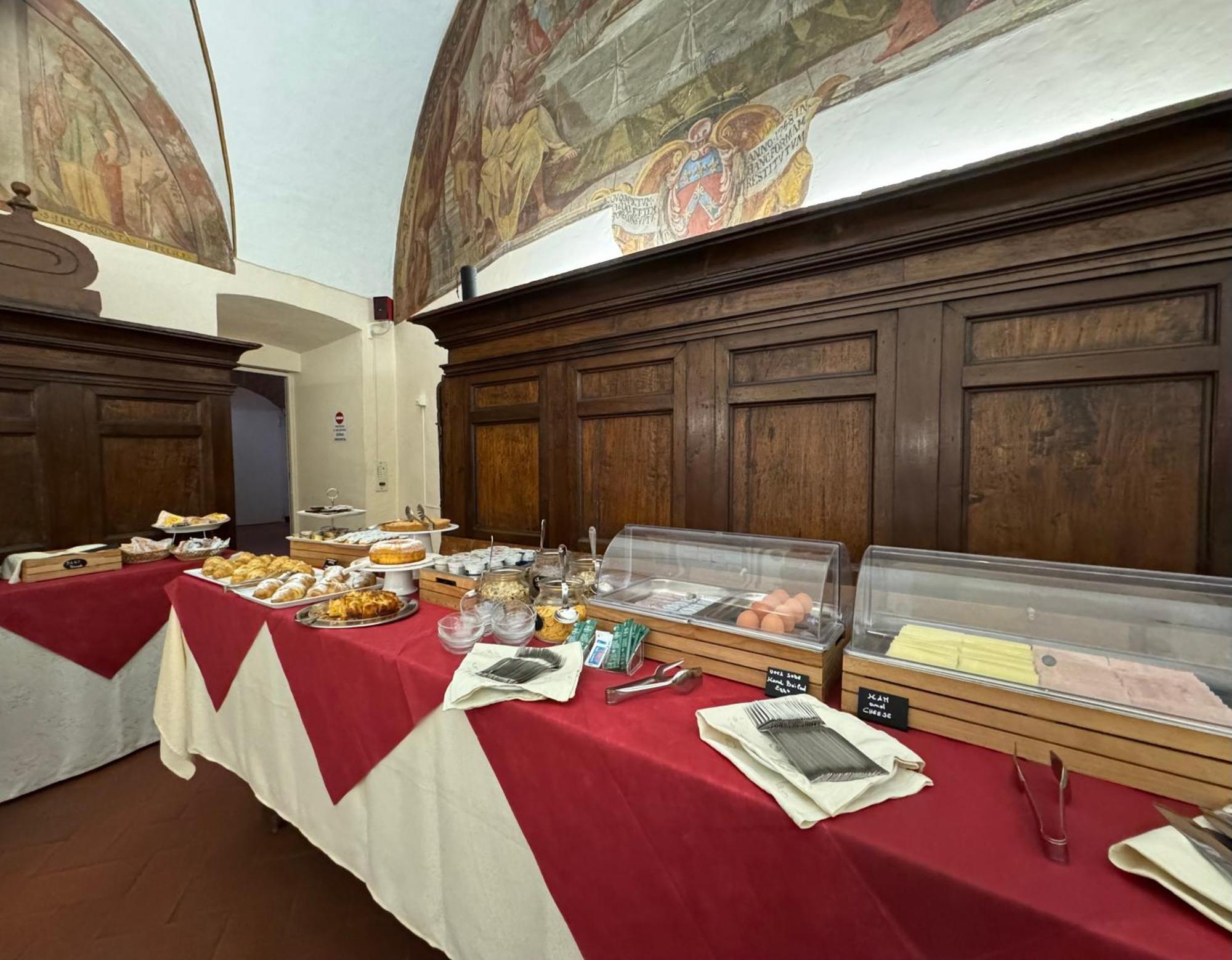 Monastero Ss. Annunziata Otel Todi Dış mekan fotoğraf The buffet at the 2019 edition of the festival