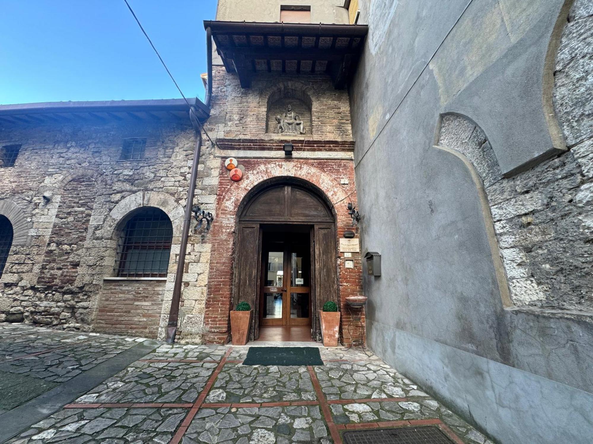 Monastero Ss. Annunziata Otel Todi Dış mekan fotoğraf Entrance of the museum