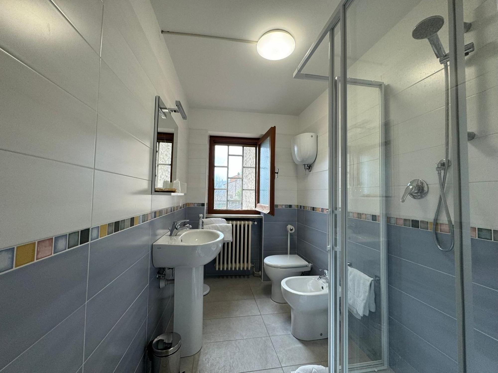 Monastero Ss. Annunziata Otel Todi Dış mekan fotoğraf Bathroom with shower enclosure