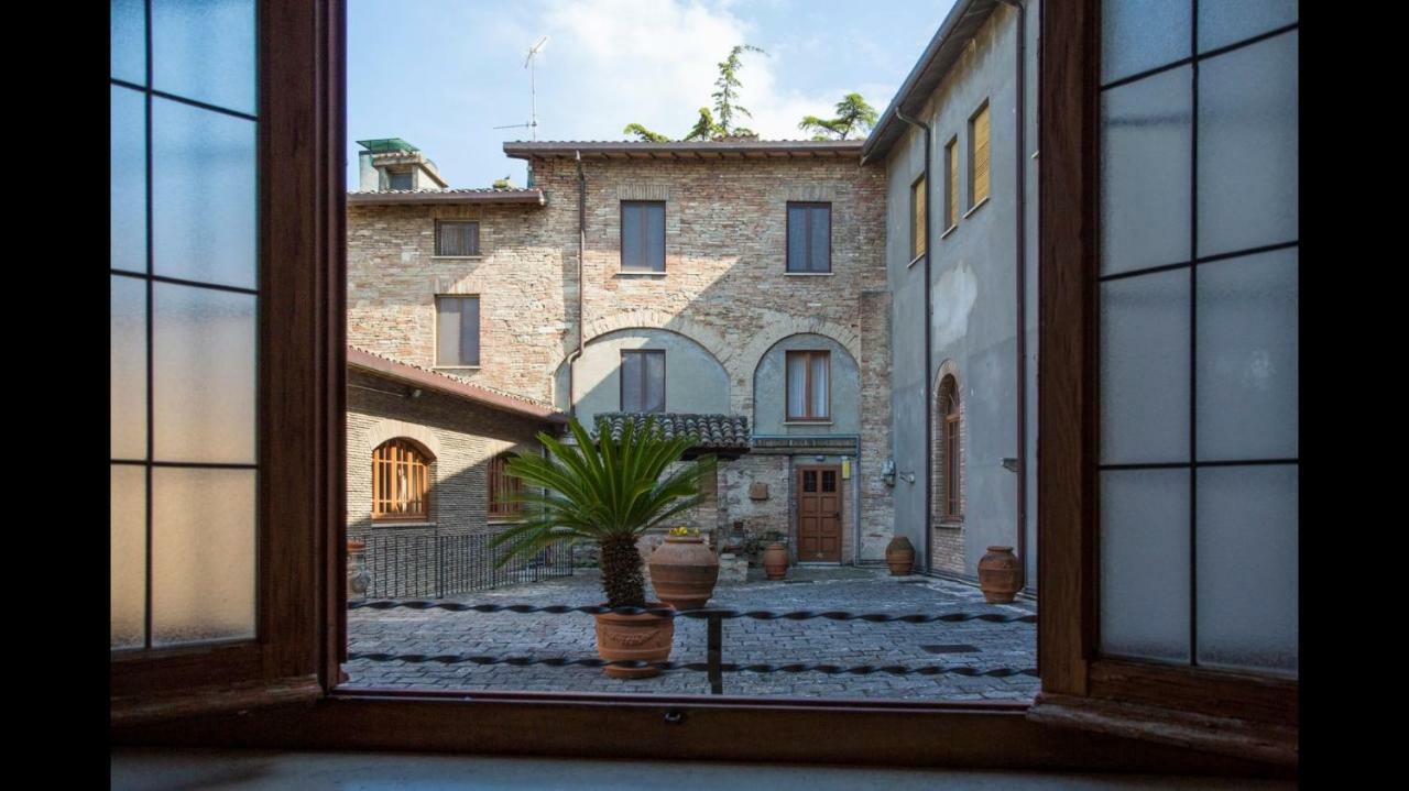 Monastero Ss. Annunziata Otel Todi Dış mekan fotoğraf The courtyard of the museum